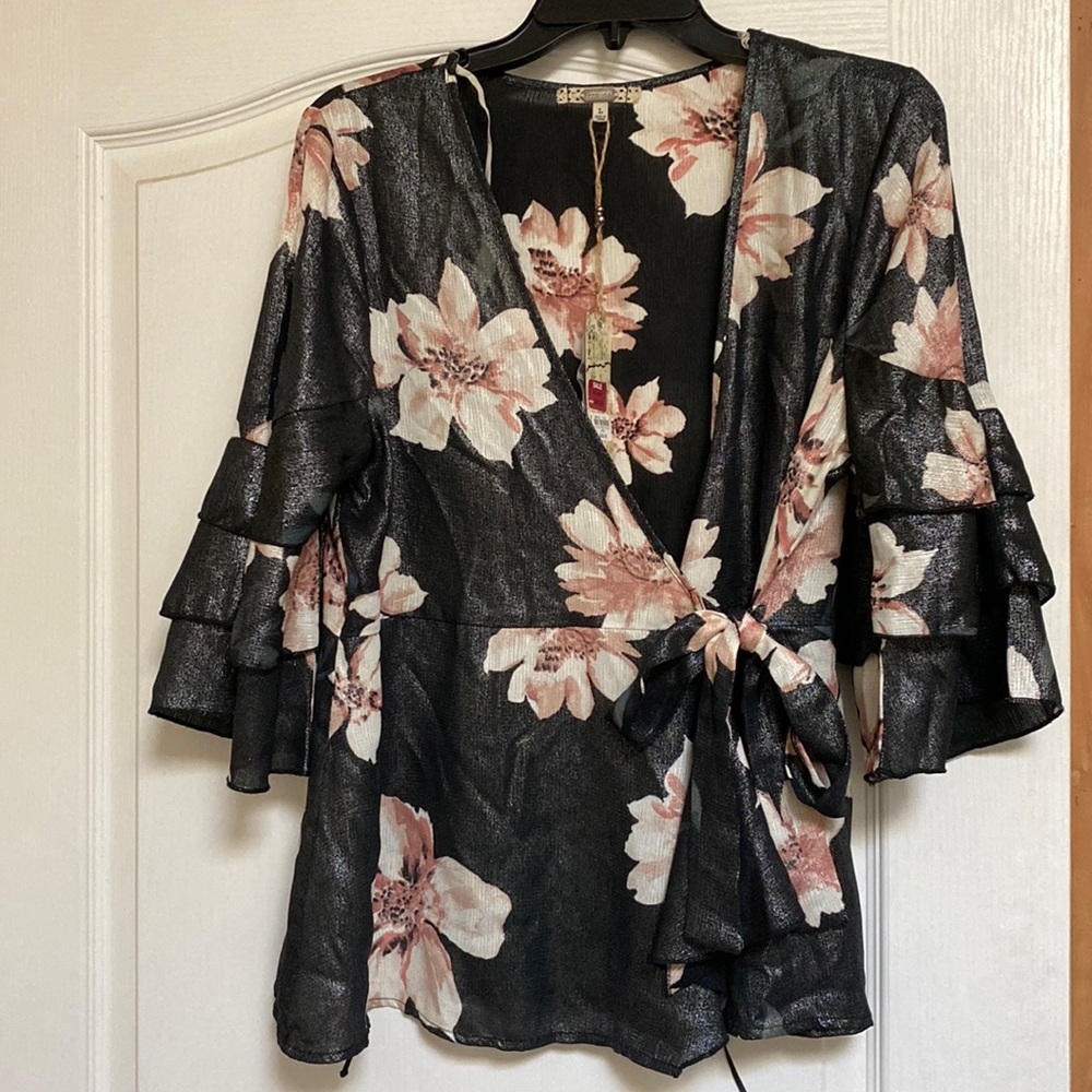 Gimmicks shimmer black top
